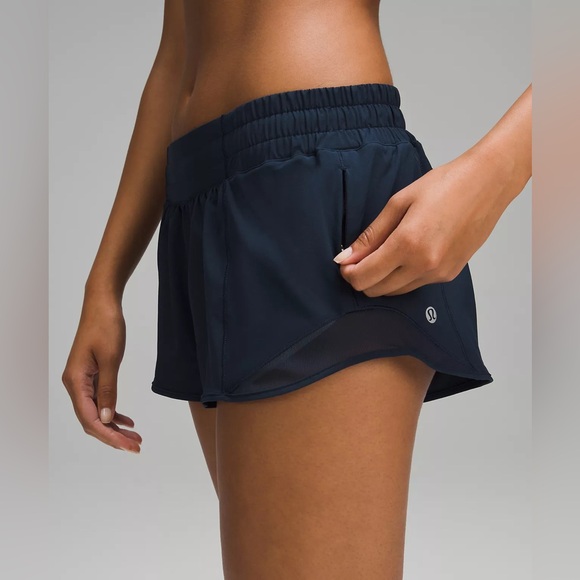 lululemon athletica | **PRELOVED** Hotty Hot Low-Rise Lined Short 2.5” - Picture 5 of 6